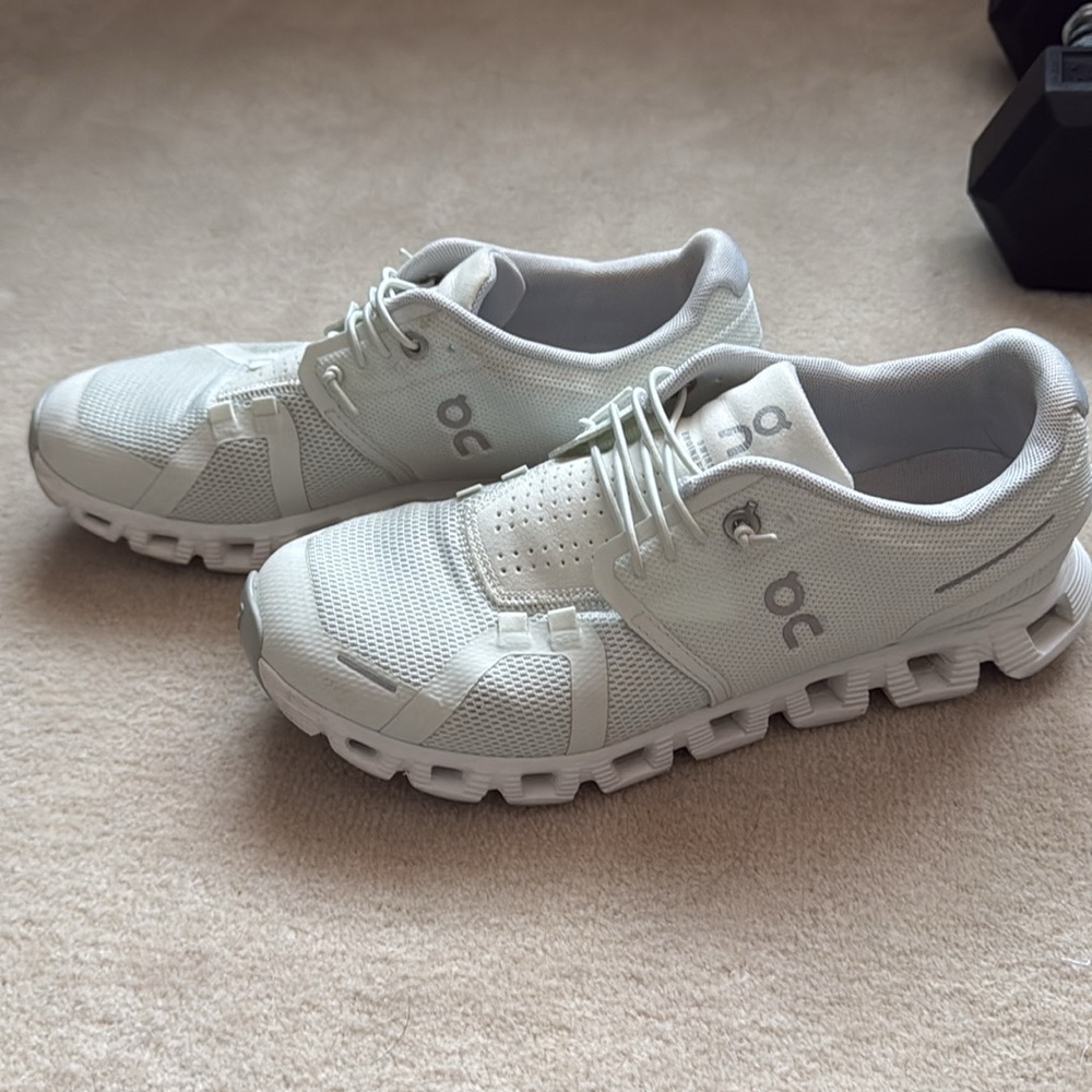 GUC On Running On Cloud 5, all white size 7.5